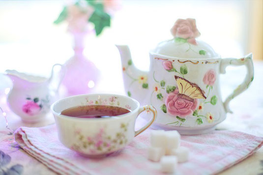 花柄模様のティーポットと紅茶の入ったティーカップ。ちょっとひといきのティータイム。