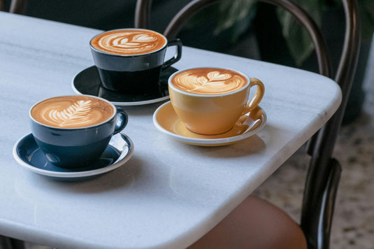カフェのキッチン。調理器具が壁にずらりと掛けられている。