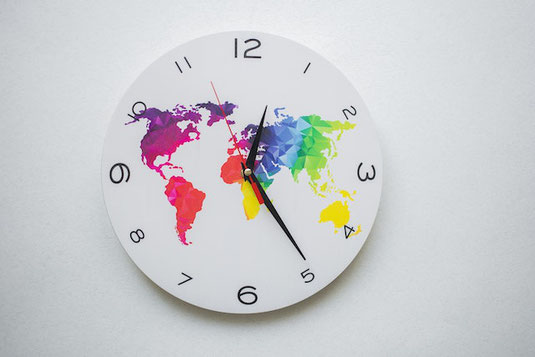 文字盤に世界地図が描かれた壁時計。