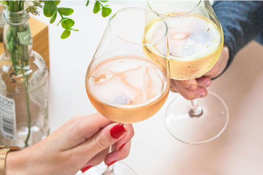 みんなワイングラスをもって乾杯。ビジネスパーソンの集まり。