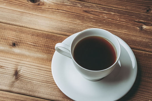 デスクに置かれたコーヒーのカップ。