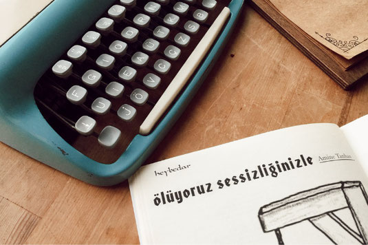 テーブルに広げられた楽譜とペーパーバックス。観葉植物のグリーンの葉。