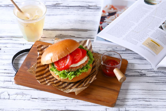 ハンバーガー、フライドポテト、コーラ。ジャンクフード。