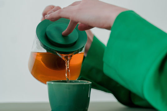 オフィスの給湯室のシンク。ひねった蛇口から水が出ている。