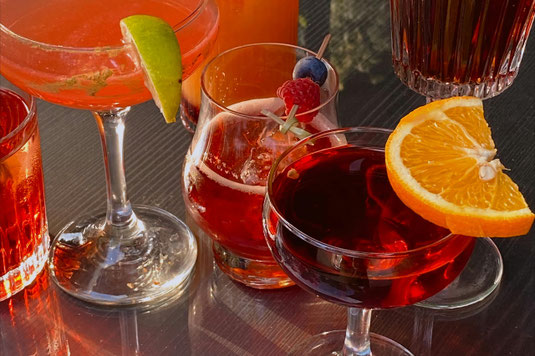 ホテルのパーティ。テーブルに並んだお酒のボトルとグラス。ワインとウイスキー。