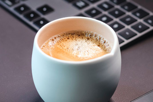 薄いピンクのクラシックな目覚まし時計。Good Morning!の文字。