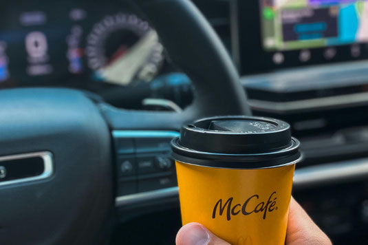 テイクアウトのハンバーガーとフライドポテト、コーラ。