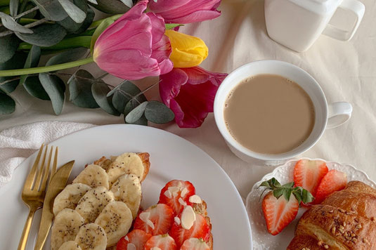 休日の充実したブランチ。ホットコーヒーと卵料理。出窓に飾られたドライフラワーと花びんの花。くだものとコーヒーメーカー。