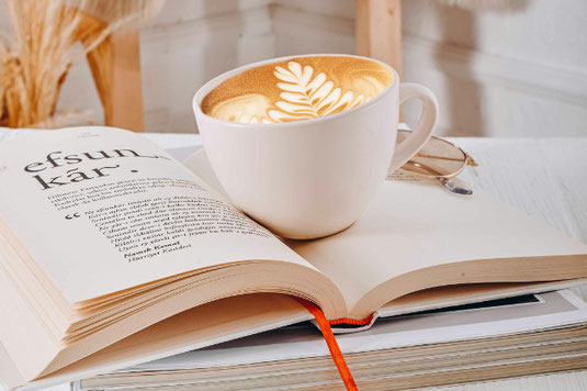 スタンドにたてられた薄いグリーンの歯ブラシ。フェイスタオルとプラスチックのコップ。ガラスの鉢に活けられたグリーン。窓から朝日が差し込んでいる。