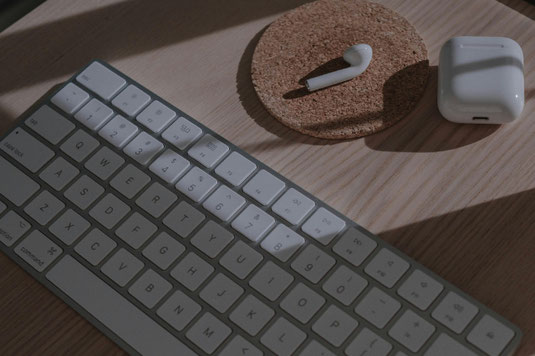 広げられた革のシステム手帳。コーヒーの入った白のマグカップ。ノートの上に置かれたカラーのボールペン。