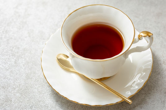 紅茶の入ったカップ＆ソーサ。