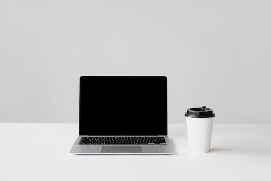 ページが開かれたノートと万年筆。バスケットに入った手紙のたば。コーヒーの入ったマグカップ。レトロな置時計。