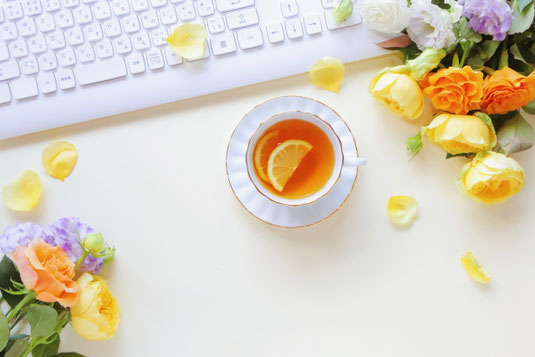 白の一輪挿しが2つ。それぞれに活けられたピンクとブルーのアジサイの花。