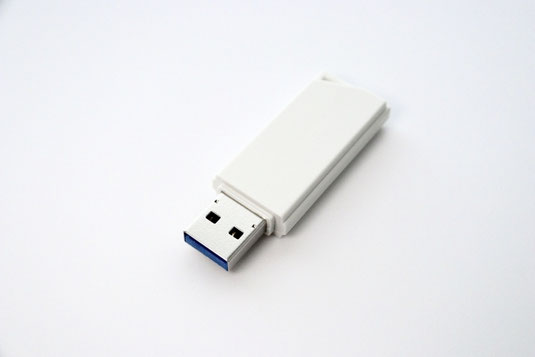 白色のUSBメモリ。