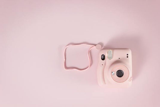 ピンク色のポラロイドカメラ。休みの日。
