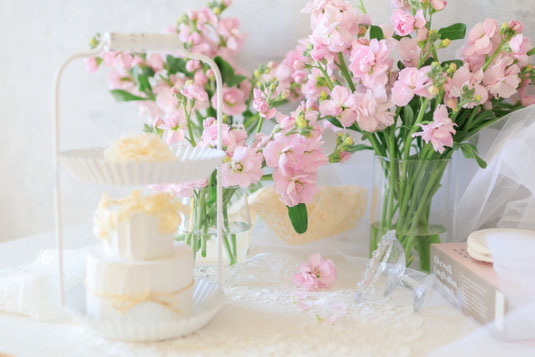 休日の食卓。コーヒーにクッキー、ピンクのチューリップをはじめ色とりどりの花が食卓を明るくしている。