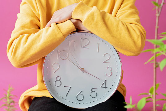 デスクに広げられた白紙のノート。メモ帳。黒の置時計がもうすぐ7時を示している。