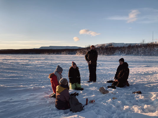 Eine Fika auf dem zugefrorene See genießen