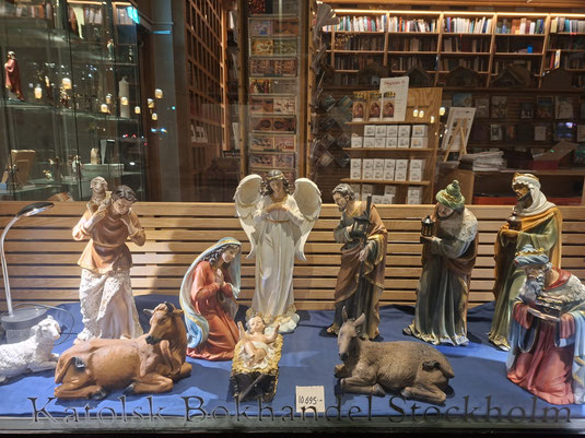Ein Blick in das Schaufenster des katolsk bokhandel zur Adventszeit mit Krippenfiguren geschmückt.