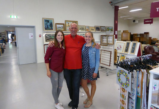 Sarah und Carolin mit Benny, dem Leiter des Erikshjälpen Secondhand Shops.