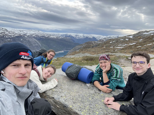 Jakob (l.) mit seinen Mitpraktikanten auf dem Weg zur Trolltunga.