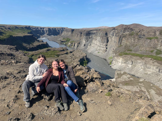 v. l. n. r.: Sarina, Farina und ich bei einem Ausflug zum Wasserfall Dettifoss (Foto: privat)