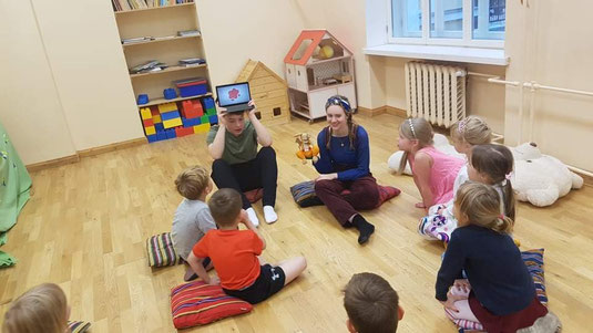 Jonas bei einer Deutschstunde im Kindergarten (Foto: Heidi Rajamäe-Volmer)