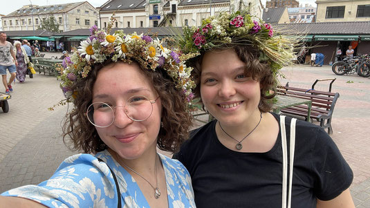 Jolanthe (r.) und Martha zu Ligo, dem lettischen Mittsommerfest.