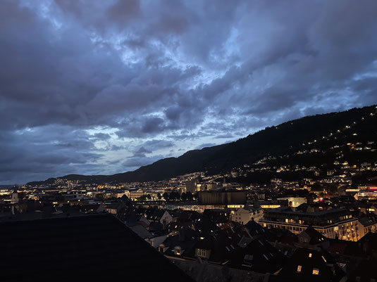 Rückzugsort Dachterasse mit Blick auf Bergen.
