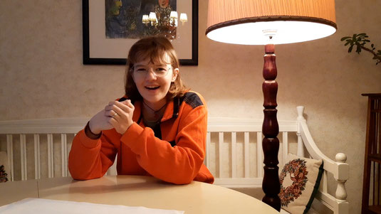 Claire beim Interview