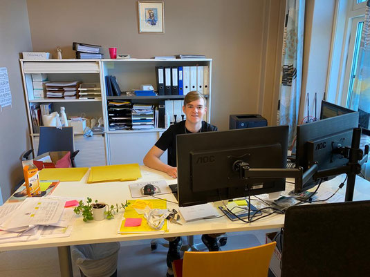 Tim an der Rezeption der Schule