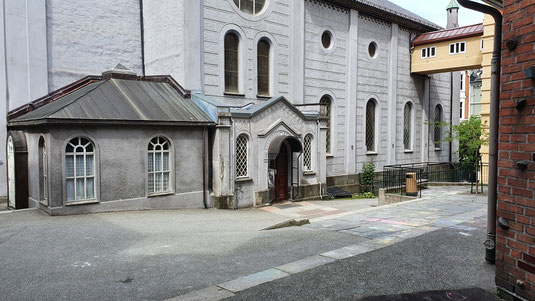 Der Kirchplatz der Grundschule