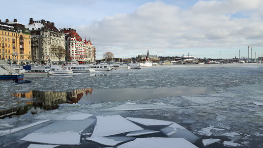 Eisschollen auf dem Mälarensee in Stockholm