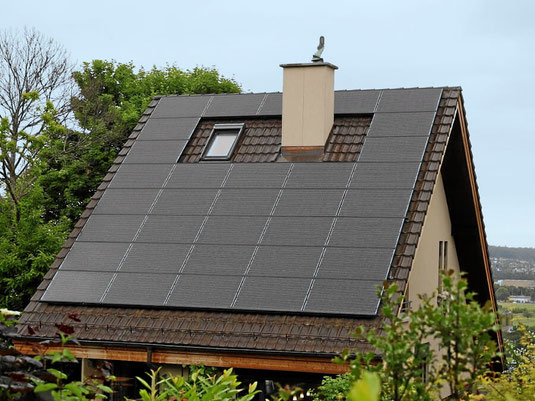 Hausdach mit Solarmodulen in Aufdach-Montage