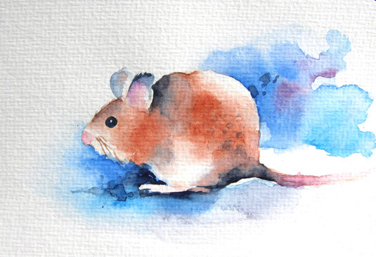 Aquarellskizze "Maus": kleine braune Maus vor blauem Hintergrund