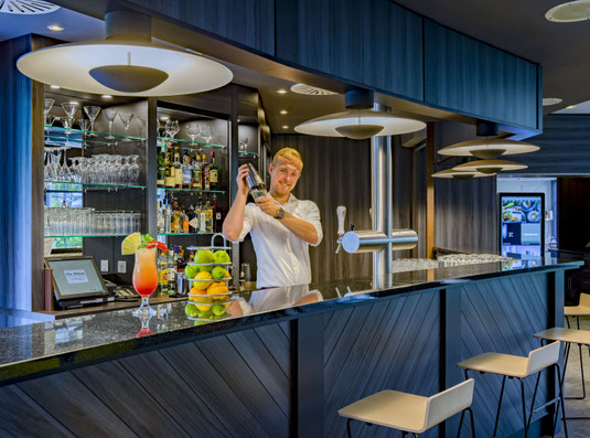 Hotelfotograf Hotel Frankfurt Hotelbar Barkeeper