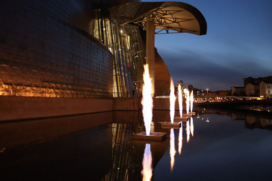 Flammen, Guggenheim Museum, Nacht, Moderne Kunst in Spanien