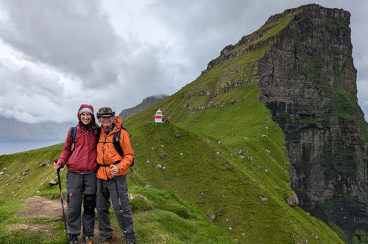 Kallur Leuchtturm Wanderung, Sarah und Rand, Wandern auf den Färöer-Inseln, Leuchtturm und Klippen