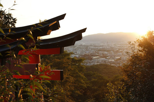 Am Gipfel von Fushimi Inari, Blick über Kyoto bei Sonnenuntergang