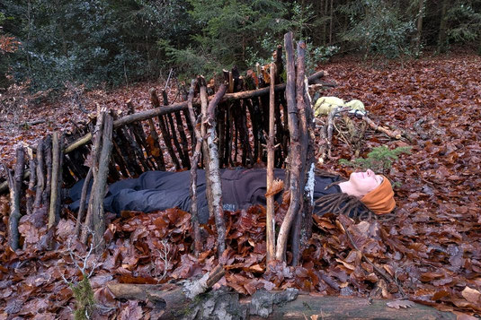 Shelter-Bau, Bushcraft, Survival, Wald, Sarah Flory, Wildnispädagogik