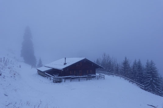 Weihnachten in einer Berghütte, Almhütte in Bayern, Winter in Bayern, Selbstversorgerhütte