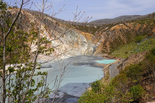 Oyunuma Hot Spring im Hell Valley auf Hokkaido, Wanderweg, Wandern in Japan, Geysire und Hotsprings in Japan