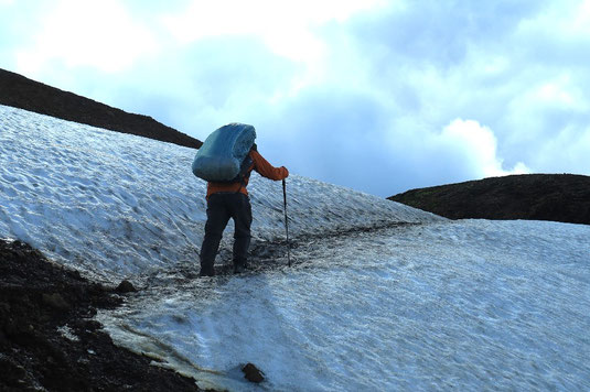 Schnee, Laugavegur, Schneefelder, Fernwanderung, Island, Sarah und Rand, wandern, reisen, Backpacking, zelten