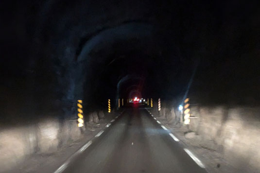 Einspurige Tunnel, Kolsoy Island, Färöer-Inseln, unheimlich, Autofahren auf den Färöer-Inseln, Fähren