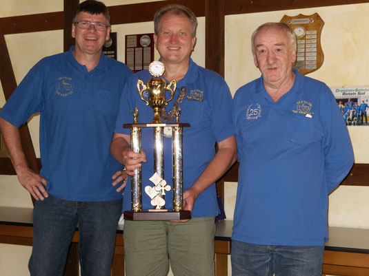 v.l.: Thomas Trautmann, Pokalgewinner Bernd Sander und Reinhard Schmidt