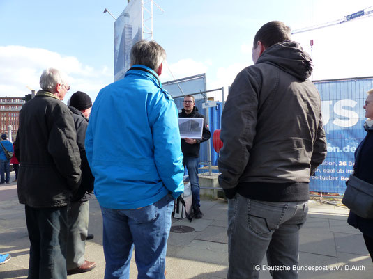 Zusammen mit dem Hamburger Verein für Briefmarkenkunde e.V. auf Stadtrundgang zum Thema Großrohrpost mit den Hamburger Unterwelten e.V. in Hamburg (Foto:IGDBPe.V./D.Auth