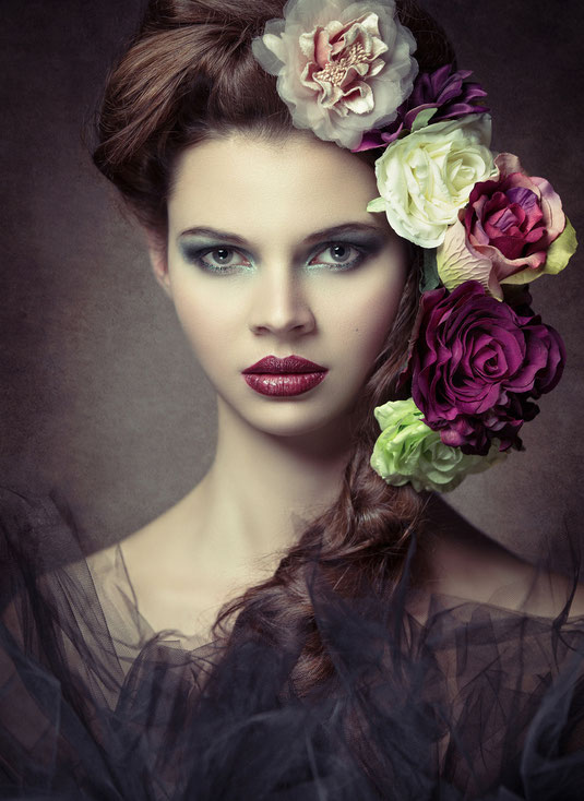 Das Foto von Michael Schnabl auf dem eine junge Frau mit opulentem Blumenschmuck im Haar zu sehen ist, wurde von einer KI beim Excire Jubiläums Fotowettbewerb zum Siegerbild gekürt.