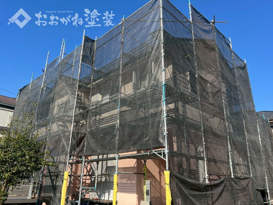 【塗替え工程の写真】ネット付き足場の設置（四街道市）