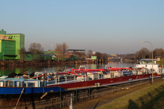 Am Kanal bei Duisburg