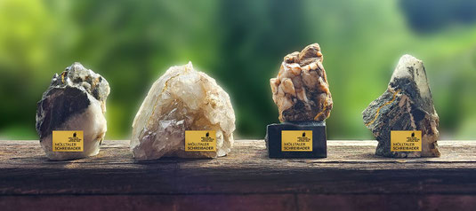 Mölltaler Steine gestiftet von einem Lainacher Mineralsammler und mit Gold verziert vom Steinbildhauer Gottfried Recnik  (Foto Gabriele Pichler)